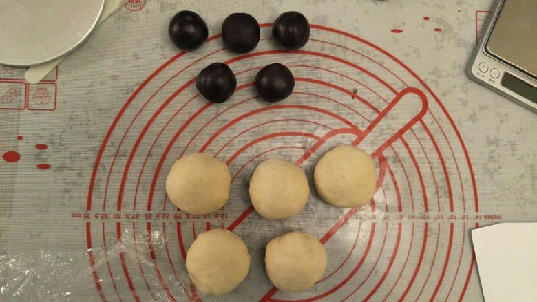 超软豆沙面包圈—家庭手作小点心,面团分成五个每个重新排气，滚圆。