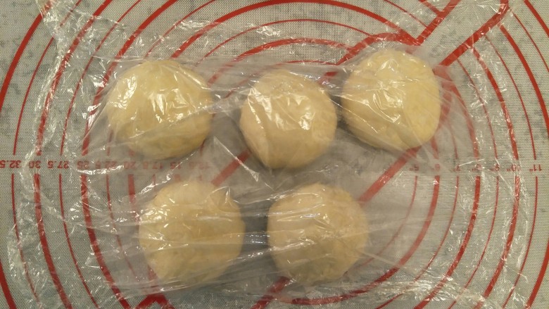 超软豆沙面包圈—家庭手作小点心,盖保鲜膜松弛15分钟。等会儿好擀开