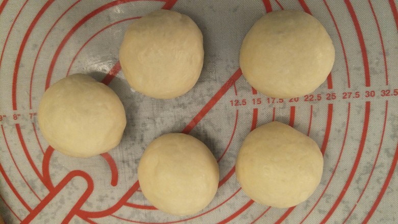 超软豆沙面包圈—家庭手作小点心,包好的五个小团。