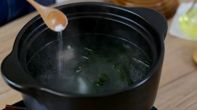 排骨海带汤，清淡有营养，还有淡淡的大海的味道,40分钟后开盖，加入海带结和盐。