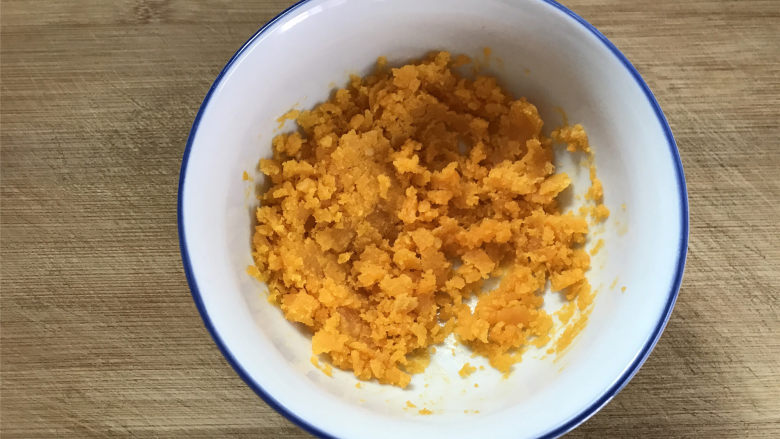 咸蛋黄焗南瓜,咸蛋黄放蒸锅蒸10分钟左右，取出用勺子捣成蛋黄泥。