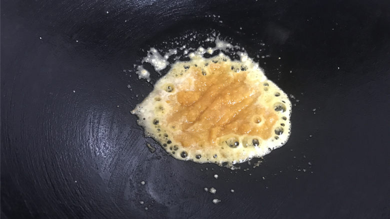 咸蛋黄焗南瓜,放入蛋黄泥，炒至蛋黄泥起泡沫。