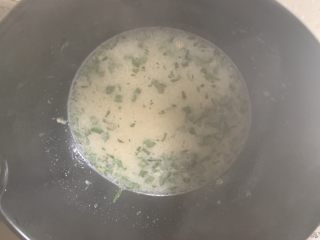 泡椒牛肉牛骨汤面,加入面汤搅拌均匀成糊状的牛骨汤。