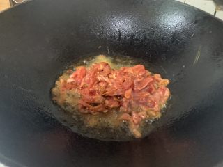 泡椒牛肉牛骨汤面,大火热油倒入牛肉丝爆炒，炒至牛肉变色、断生，无血水。