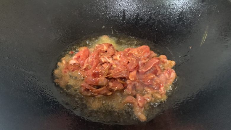 泡椒牛肉牛骨汤面,大火热油倒入牛肉丝爆炒，炒至牛肉变色、断生，无血水。