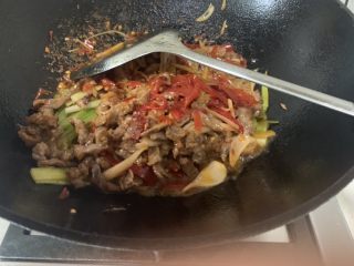 泡椒牛肉牛骨汤面,将牛肉丝盖住泡菜焖几秒入味。