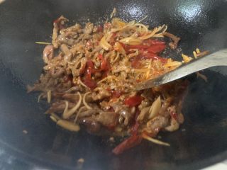 泡椒牛肉牛骨汤面,这里快速翻炒均匀成将泡椒牛肉丝。