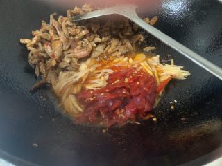 泡椒牛肉牛骨汤面,将牛肉丝铲在一边，留下热油，倒入泡菜继续大火爆炒一下炒出泡菜香味。
