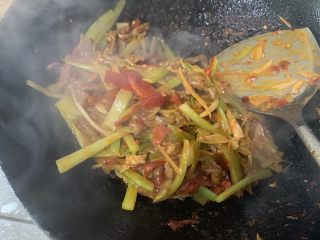 泡椒牛肉牛骨汤面,翻炒均匀即可盛盘备用。