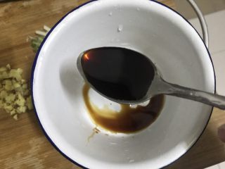 咸鱼茄子煲，一家人抢饭吃的一道菜,取一个小碗，调酱汁，加入生抽。
