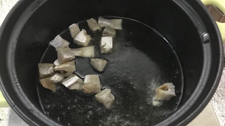 咸鱼茄子煲，一家人抢饭吃的一道菜,取一个厚底砂锅。中火。倒入油，把咸鱼放入炸。