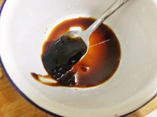 咸鱼茄子煲，一家人抢饭吃的一道菜,加入蚝油。