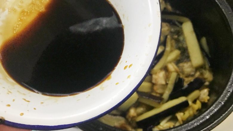 咸鱼茄子煲，一家人抢饭吃的一道菜,倒入酱汁，加点水，翻炒均匀。
