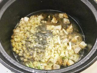 咸鱼茄子煲，一家人抢饭吃的一道菜,放入姜葱蒜爆香。