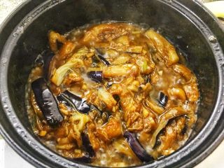 咸鱼茄子煲，一家人抢饭吃的一道菜,翻炒几下，淀粉水吸收。