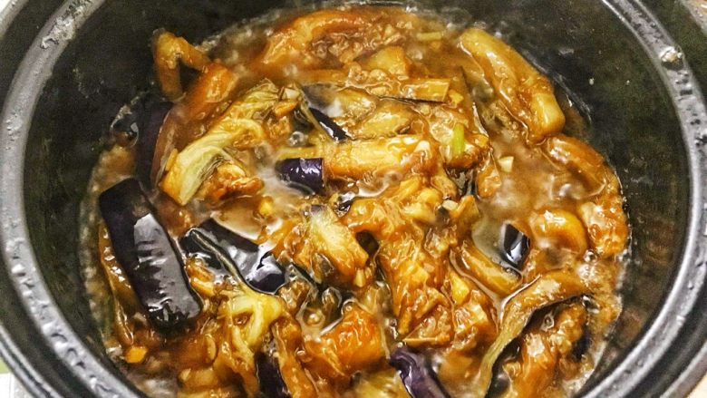 咸鱼茄子煲，一家人抢饭吃的一道菜,翻炒几下，淀粉水吸收。