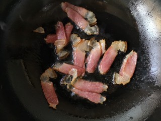 蒜苔炒腊肉,小火煸炒，待肥肉部分变得透明，炒出油。