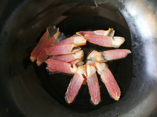 蒜苔炒腊肉,锅中少量油，烧热，放入腊肉。