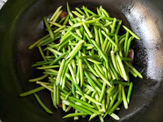 蒜苔炒腊肉,放入蒜苔和腊肉一起煸炒。