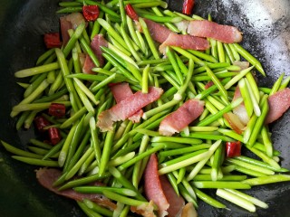 蒜苔炒腊肉,翻炒均匀。待腊肉与蒜苔香味结合就可以出锅了。