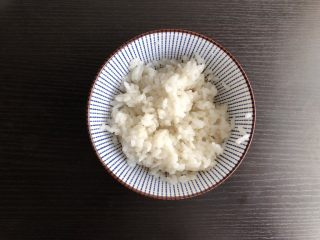 三角饭团,米饭中加入寿司醋拌匀备用