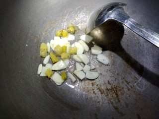 酸辣莴笋片,锅内放入少许色拉油，小火把泡椒大蒜子煸香。