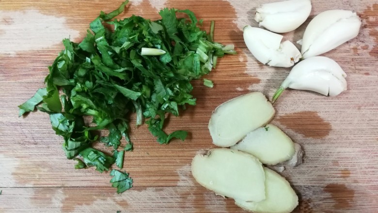 白酒香菜鳊鱼,姜切片，蒜瓣剥去皮拍松，香菜洗净切碎