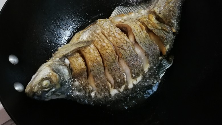 白酒香菜鳊鱼,翻面煎至金黄