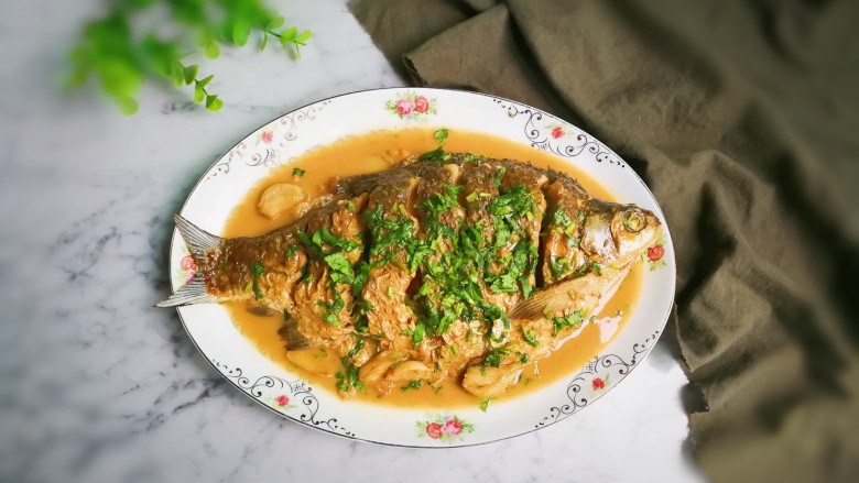 白酒香菜鳊鱼,出锅盛盘