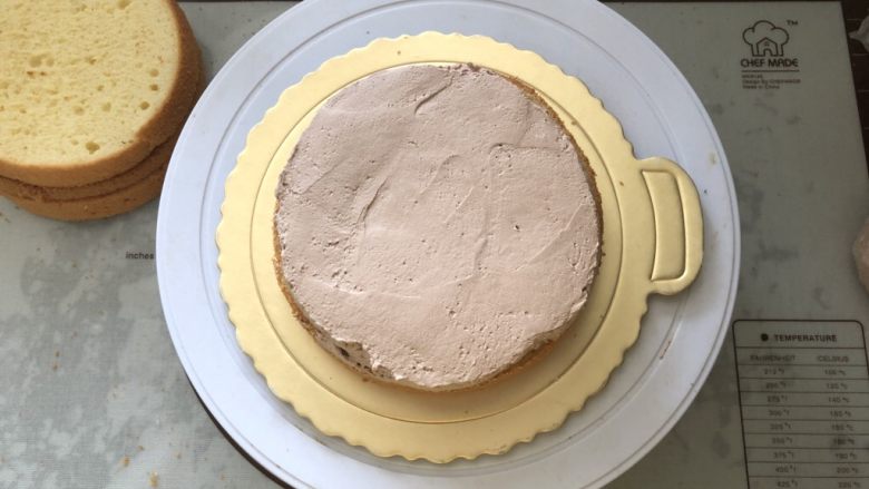 浓情蜜意－巧克力奶油蛋糕,一层蛋糕抹上一层奶油。