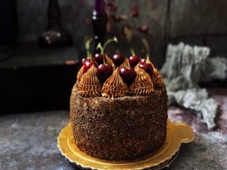 浓情蜜意－巧克力奶油蛋糕,表面用巧克力奶油霜和车厘子装饰一下即可。