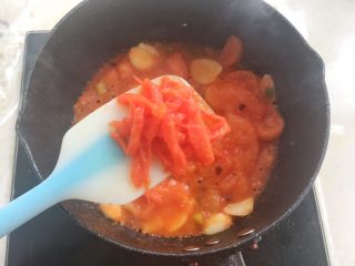 酸汤肥牛,将西红柿炒软后，西红柿皮就会脱落，用筷子挑出西红柿皮
