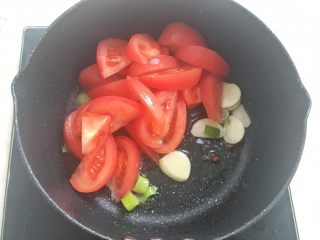 酸汤肥牛,之后加入西红柿，翻炒
