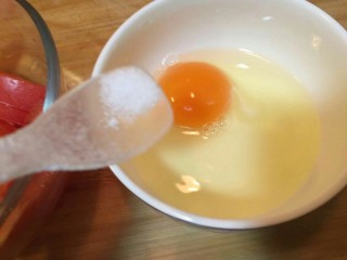 西红柿蛋花汤(一个🍅一个鸡蛋),鸡蛋磕入碗里。加小半勺的盐。番茄切成小块。