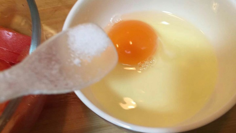 西红柿蛋花汤(一个🍅一个鸡蛋),鸡蛋磕入碗里。加小半勺的盐。番茄切成小块。