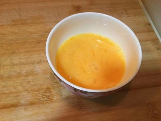 西红柿蛋花汤(一个🍅一个鸡蛋),鸡蛋液打散放在一边待用。