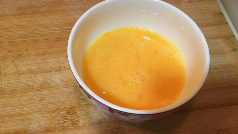 西红柿蛋花汤(一个🍅一个鸡蛋),鸡蛋液打散放在一边待用。