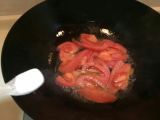 西红柿蛋花汤(一个🍅一个鸡蛋),倒入番茄加入一勺盐，小火慢慢煸炒。
