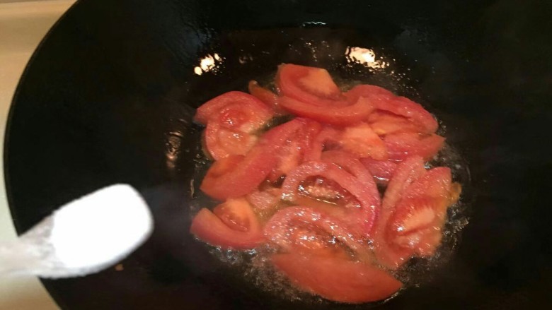 西红柿蛋花汤(一个🍅一个鸡蛋),倒入番茄加入一勺盐，小火慢慢煸炒。