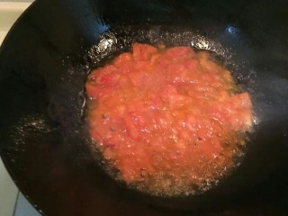 西红柿蛋花汤(一个🍅一个鸡蛋),番茄慢慢变粘稠。变成番茄汁。