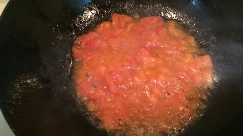 西红柿蛋花汤(一个🍅一个鸡蛋),番茄慢慢变粘稠。变成番茄汁。