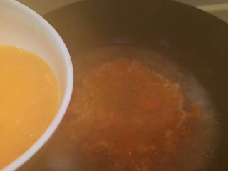 西红柿蛋花汤(一个🍅一个鸡蛋),等水沸腾了，准备浇蛋液。