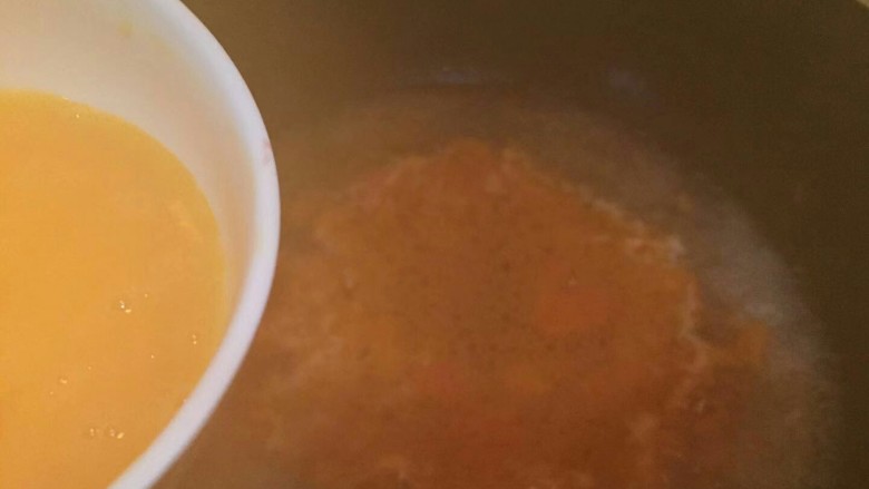 西红柿蛋花汤(一个🍅一个鸡蛋),等水沸腾了，准备浇蛋液。