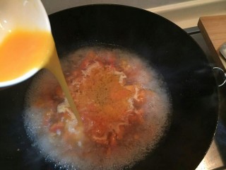 西红柿蛋花汤(一个🍅一个鸡蛋),蛋液浇下去的时候就把火关掉。