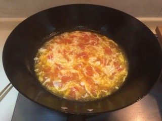 西红柿蛋花汤(一个🍅一个鸡蛋),用勺子剥一下。