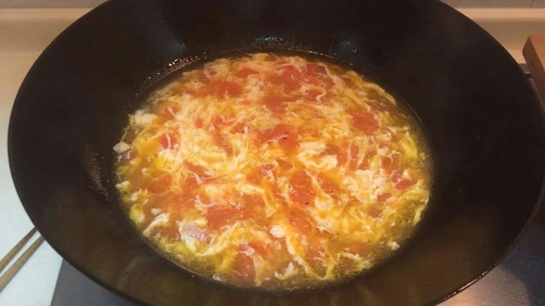 西红柿蛋花汤(一个🍅一个鸡蛋),用勺子剥一下。