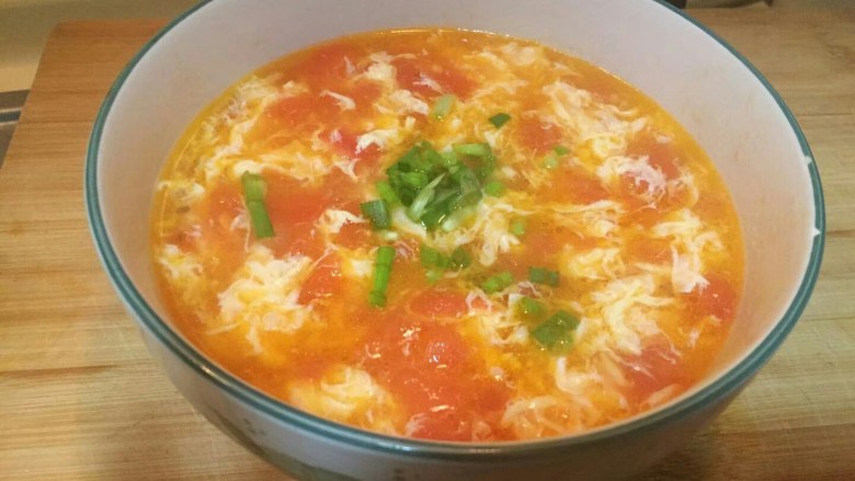 西红柿蛋花汤(一个🍅一个鸡蛋),就可以装盘出锅啦！