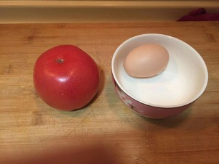 西红柿蛋花汤(一个🍅一个鸡蛋),材料一个番茄一个鸡蛋。