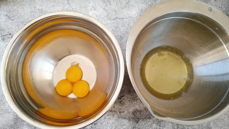 原味戚风蛋糕,蛋黄蛋清分离（盆里保证无水无油）。
