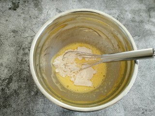 原味戚风蛋糕,筛入低筋面粉 Z字形轻轻搅拌均匀 看不到干粉即可。